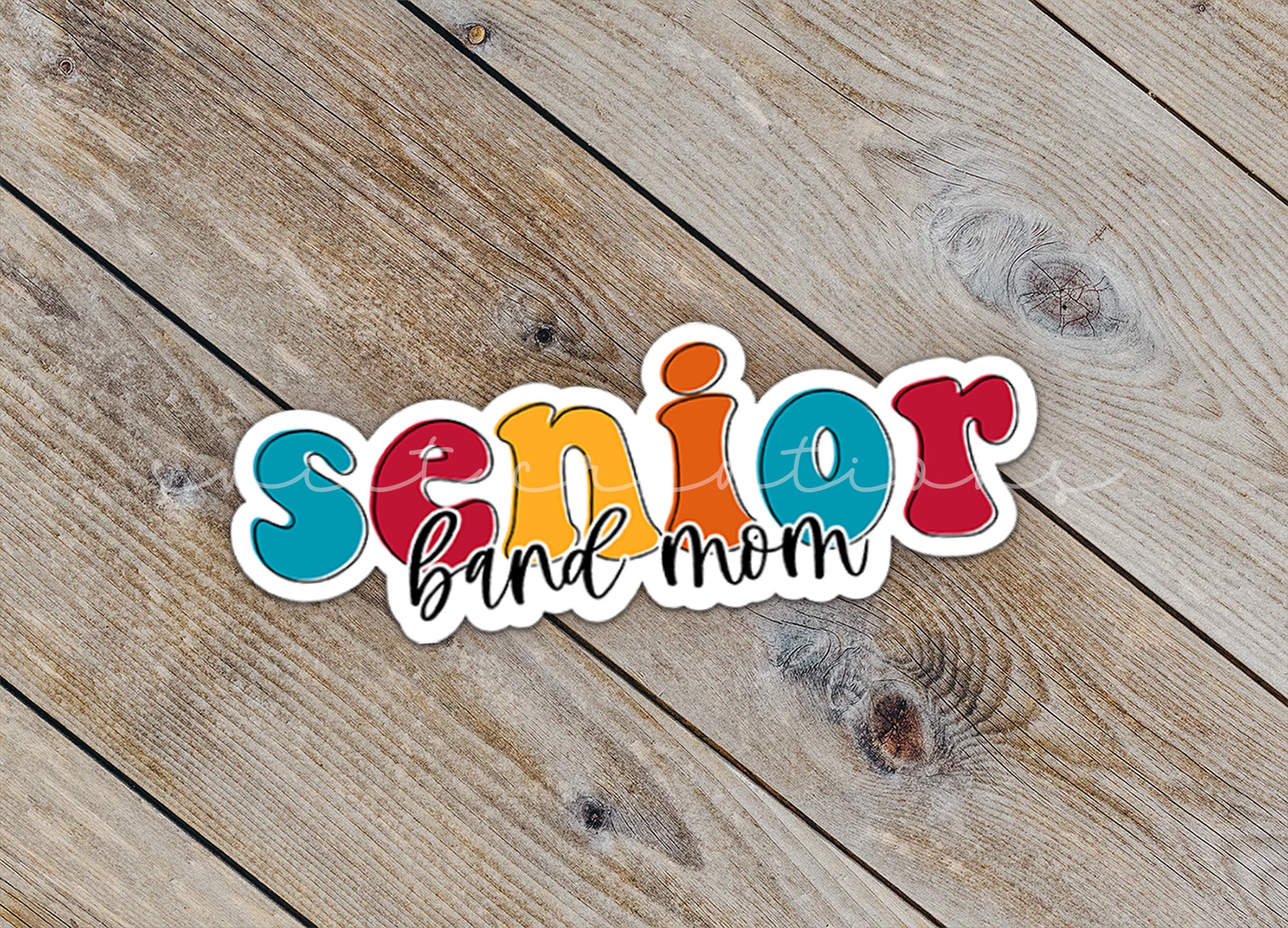 a sticker that says senior and mom on it
