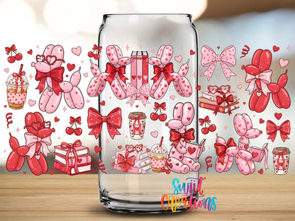 Close-up of the Balloon Valentine UV DTF full wrap on a clear glass can