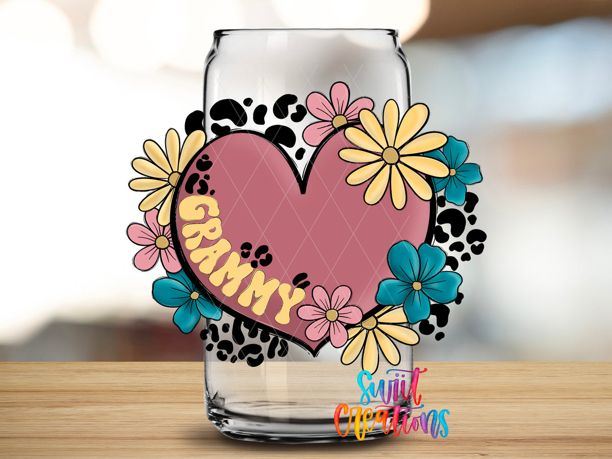 Grammy Floral Heart design close-up on a clear glass can tumbler