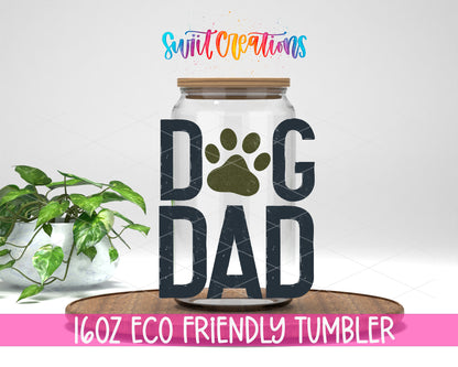 Dog Dad design on a 16 oz clear glass tumbler with bamboo lid