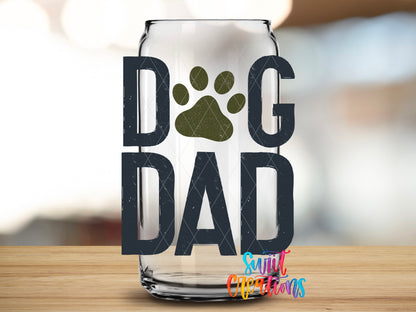 Dog Dad design close-up on a clear glass can tumbler