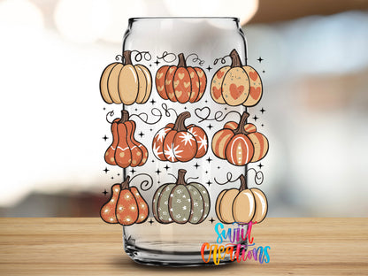 Retro Pumpkin design close-up on a clear glass can tumbler