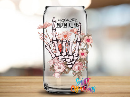 Rockin This Mom Life design close-up on a clear glass can tumbler