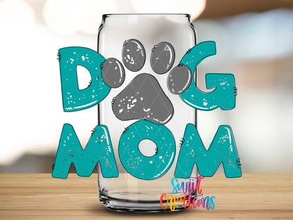 Teal Dog Mom design close-up on a clear glass can tumbler